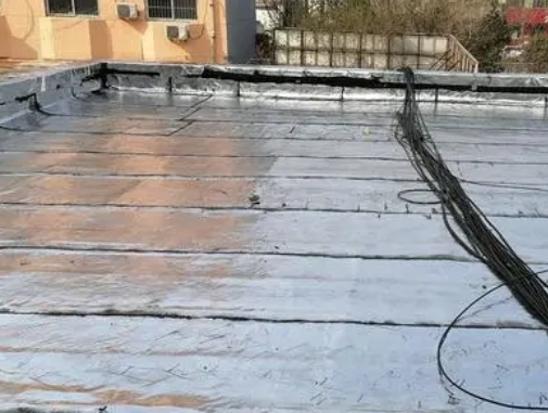 江干卫生间漏水维修公司分享下江干屋面楼顶防水刚性防水层施工要点。